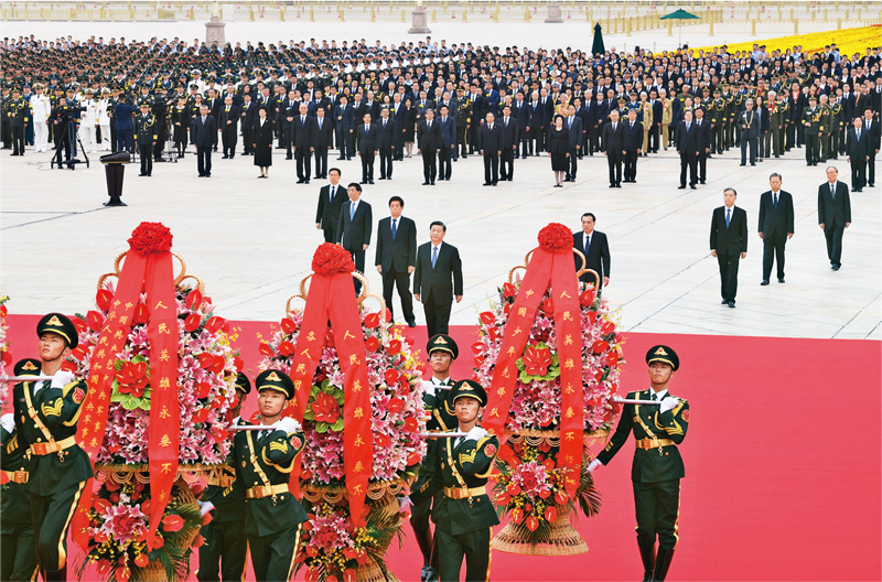 2021年9月30日上午，黨和國家領(lǐng)導(dǎo)人習(xí)近平、李克強、栗戰(zhàn)書、汪洋、王滬寧、趙樂際、韓正、王岐山等來到北京天安門廣場，出席烈士紀(jì)念日向人民英雄敬獻花籃儀式。 新華社記者 張領(lǐng)/攝