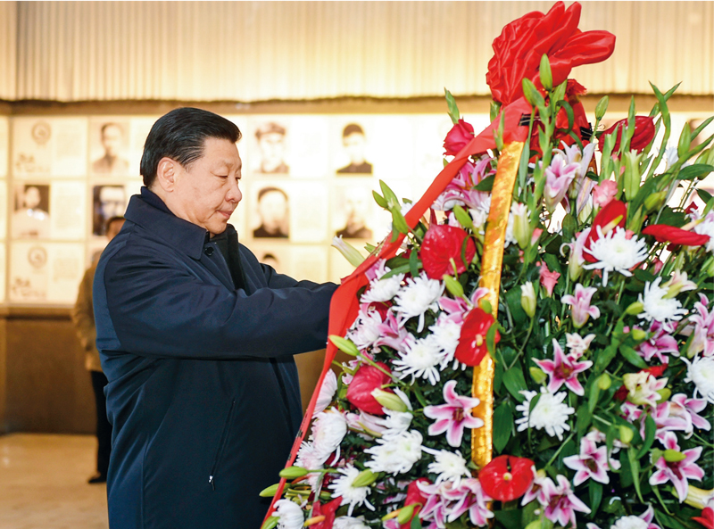 2016年2月1日至3日，中共中央總書記、國家主席、中央軍委主席習(xí)近平來到江西，看望慰問廣大干部群眾和駐贛部隊。這是2月2日，習(xí)近平在井岡山革命烈士陵園向革命烈士敬獻花籃。 新華社記者 謝環(huán)馳/攝