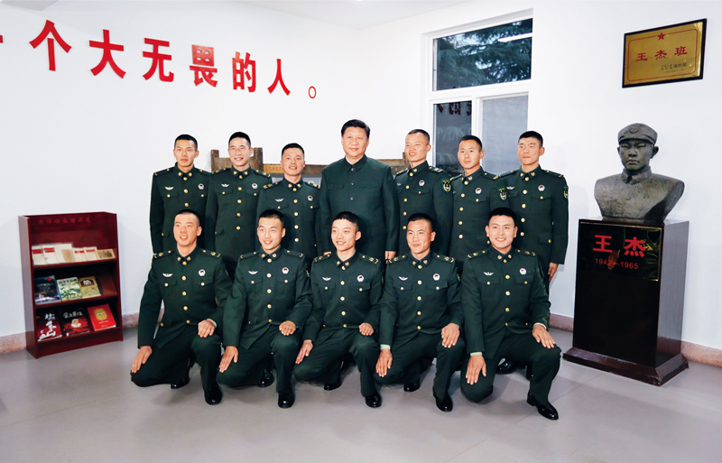 2017年12月13日，中共中央總書記、國家主席、中央軍委主席習(xí)近平到第71集團軍視察。這是習(xí)近平同“王杰班”戰(zhàn)士合影。 新華社記者 李剛/攝