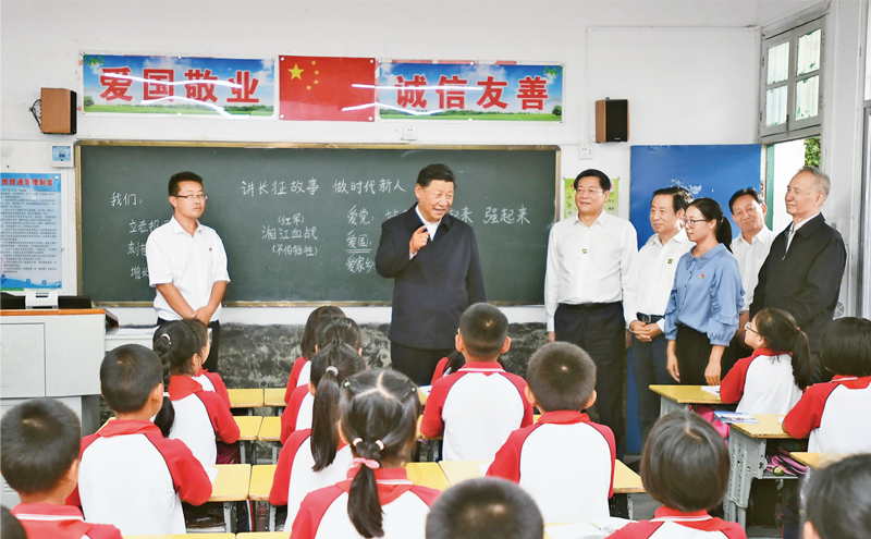 2020年9月16日至18日，中共中央總書記、國家主席、中央軍委主席習(xí)近平在湖南考察。這是16日下午，習(xí)近平在郴州市汝城縣文明瑤族鄉(xiāng)第一片小學(xué)，同正在上思政課的同學(xué)們親切交流。 新華社記者 謝環(huán)馳/攝